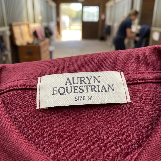 Etiqueta de cuello tejida con el nombre de una marca